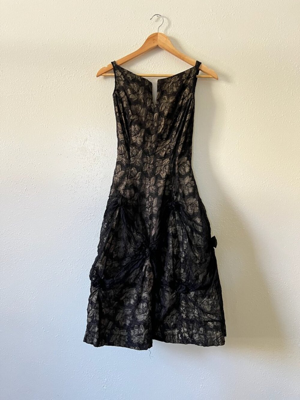 Vintage 1950’s gown with black lace overlay and structural boning - Picture 4 of 4